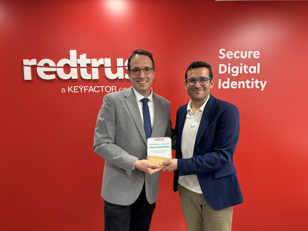 Sergio recogiendo el premio de manos del director de redtrust